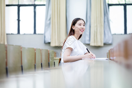 正在教室自习学习看书的学生图片