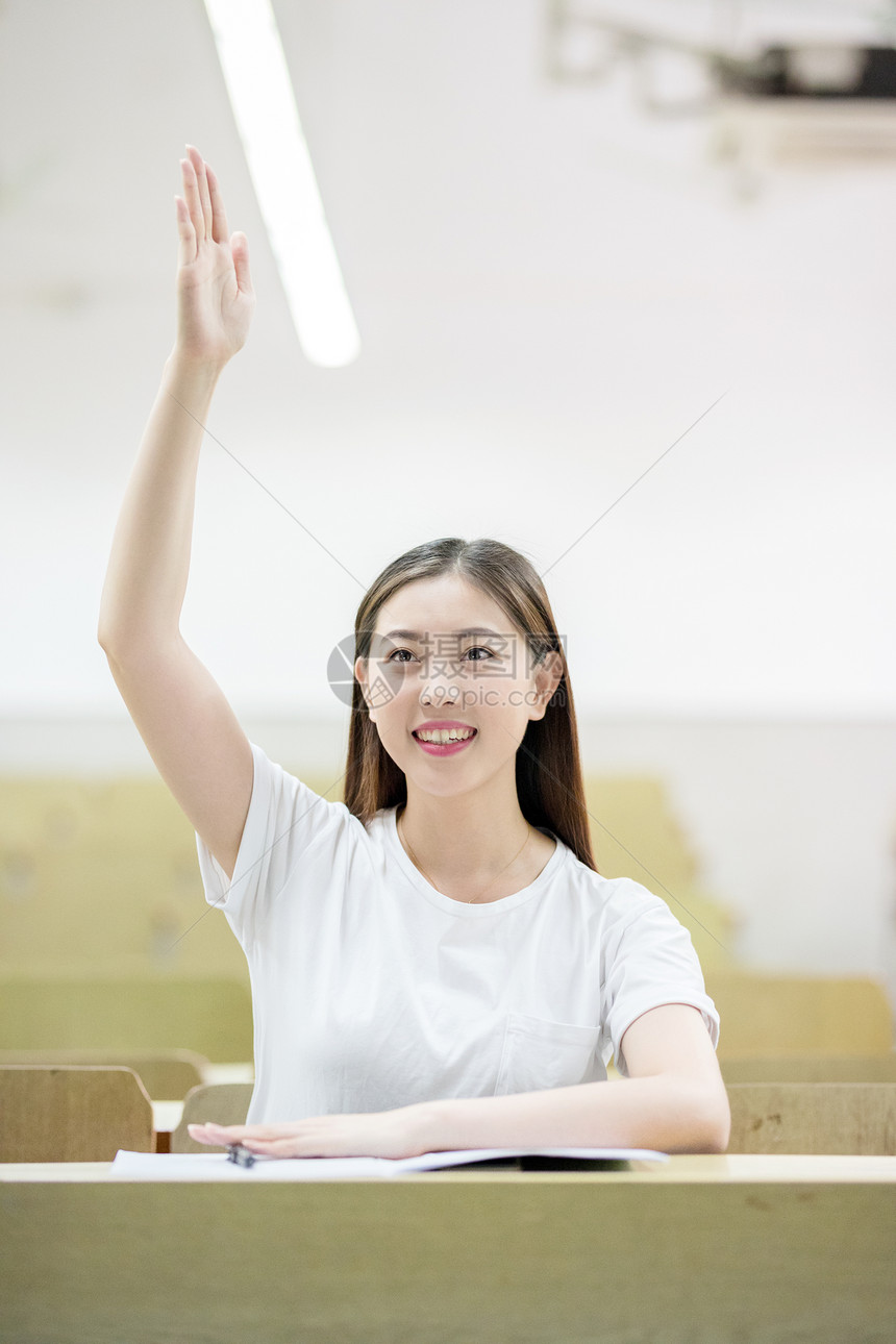 课堂上举手发言的女同学图片