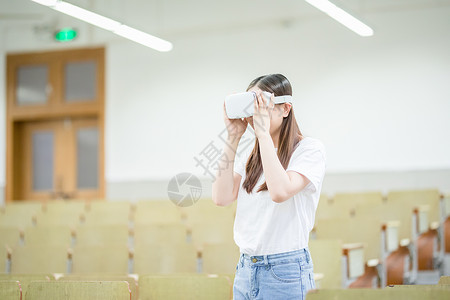 在教室头戴VR眼镜体验虚拟现实图片素材