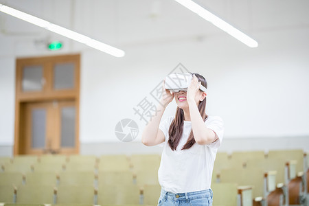 在教室头戴VR眼镜体验虚拟现实图片素材