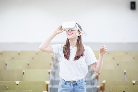 在教室头戴VR眼镜体验虚拟现实背景图片