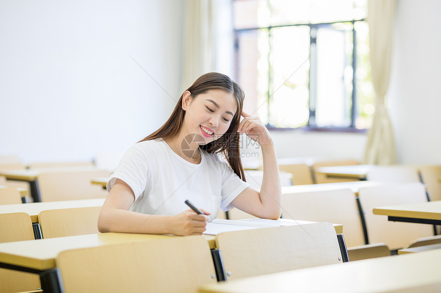 在教室里自习思考的女同学图片