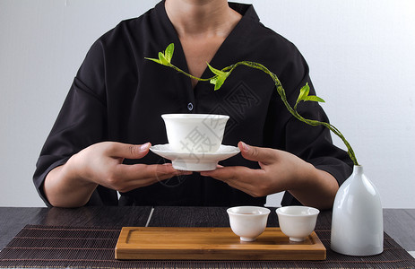 茶艺动作白瓷茶杯高清图片