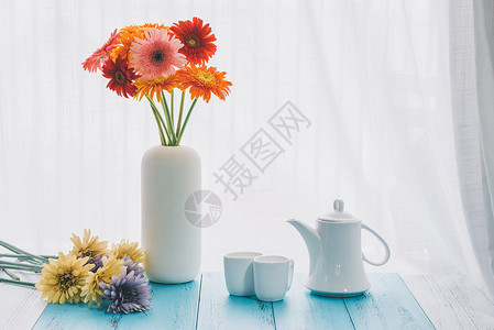 臭菊花花瓶与茶具背景