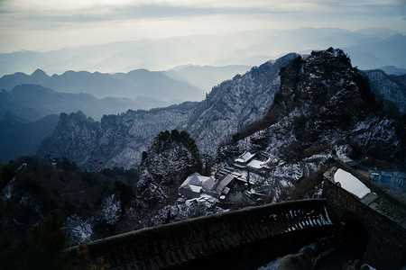 道教圣地武当山清晨雪景风光背景图片