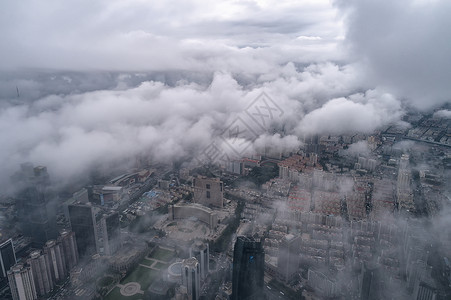 云端的城市图片