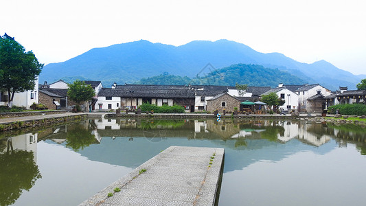 中国风山水小镇平静湖面倒影中的古村乡村背景