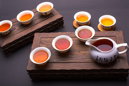 精致红茶杯浓淡不一的茶汤背景