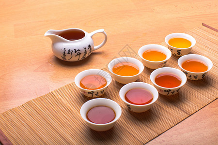精致红茶杯浓淡不一的茶汤背景