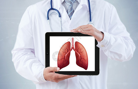 肺癌手术医生拿着人体器官肺和平板设计图片