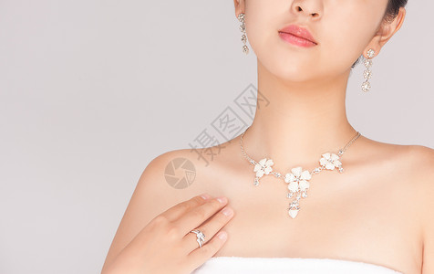 项链促销女性佩戴精致珠宝背景