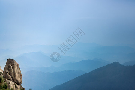 高处的男人在黄山看风景的石头背景