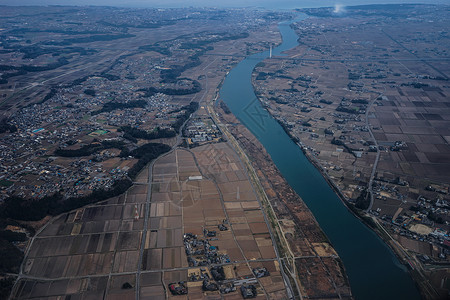 俯拍农田飞机上的东京设计图片