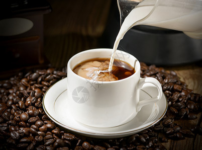 咖啡咖啡豆倒咖啡高清图片