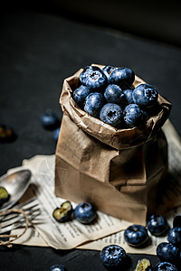暗调新鲜蓝莓背景图片