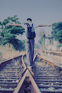 铁轨上行走的少年背影高清图片
