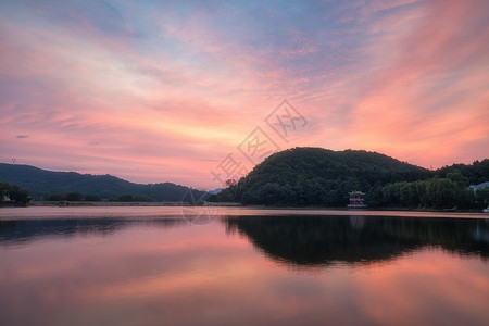 宁静梦幻湖泊本溪溪湖朝霞背景