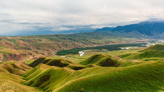 高山喀拉峻人体草原风光组图背景