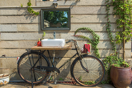用自行车改装的洗手池背景图片