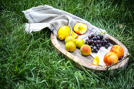 户外野餐新鲜水果黄桃葡萄背景图片