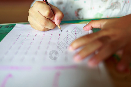 笨鸡蛋手写字认真学习的小孩背景