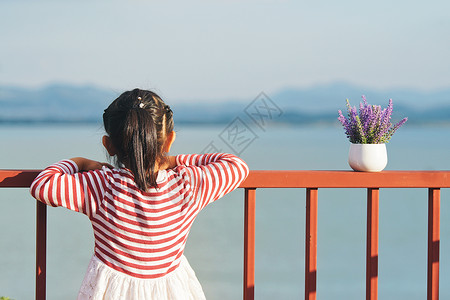 看海女孩小女孩背影背景