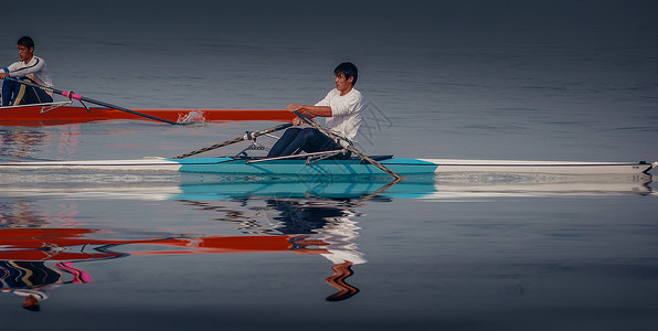 划船皮划艇竞速比赛图片