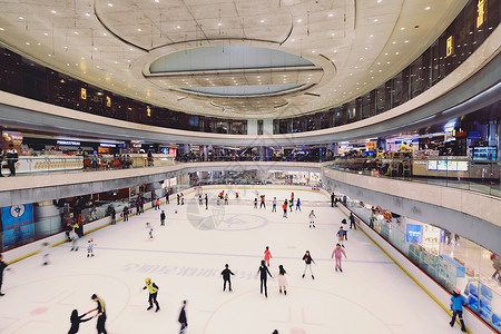 购物中心广场购物中心里的冰球馆背景