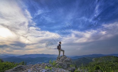 翻越山峰人物登山高清图片