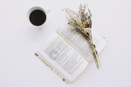 书香气咖啡书和花束背景
