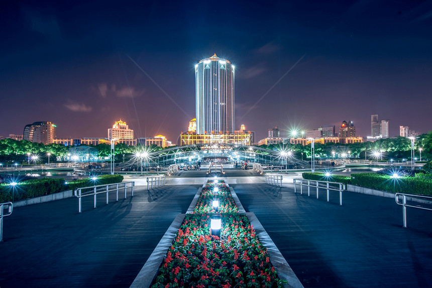 上海浦东新区政府大楼夜景