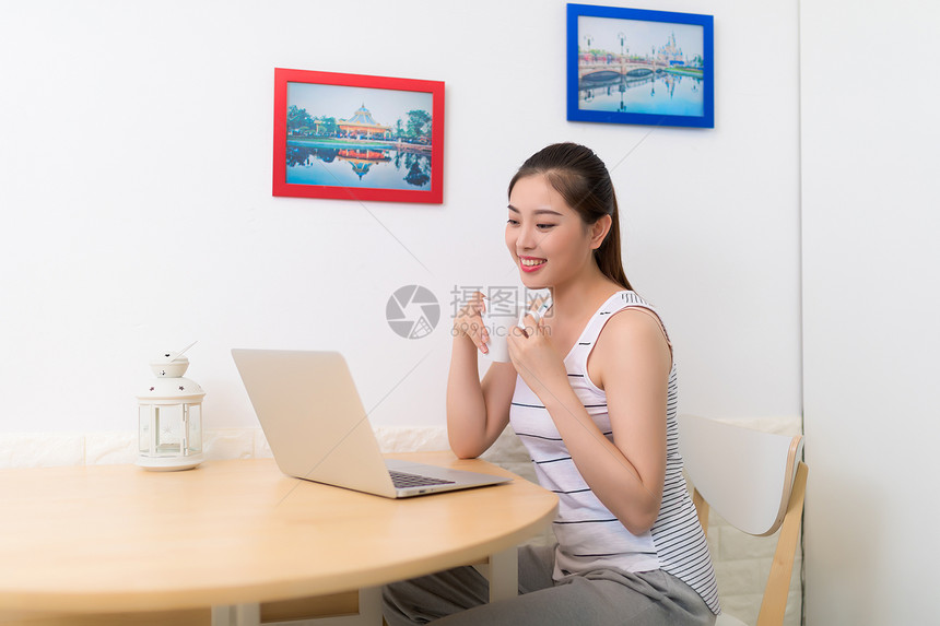 家居女孩网络购物图片