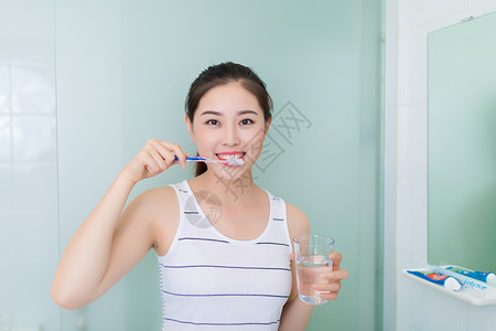 刷牙洗脸居家生活女孩洗漱背景