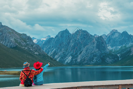 青海年宝玉则双人背影旅游背景背景图片