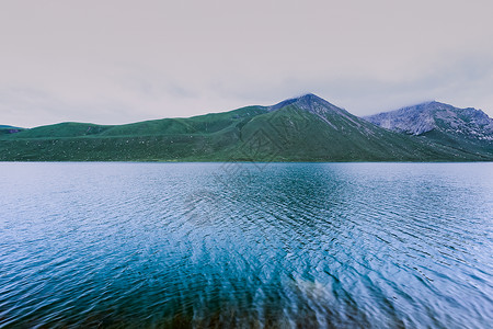 青海年宝玉则圣湖美景背景图片