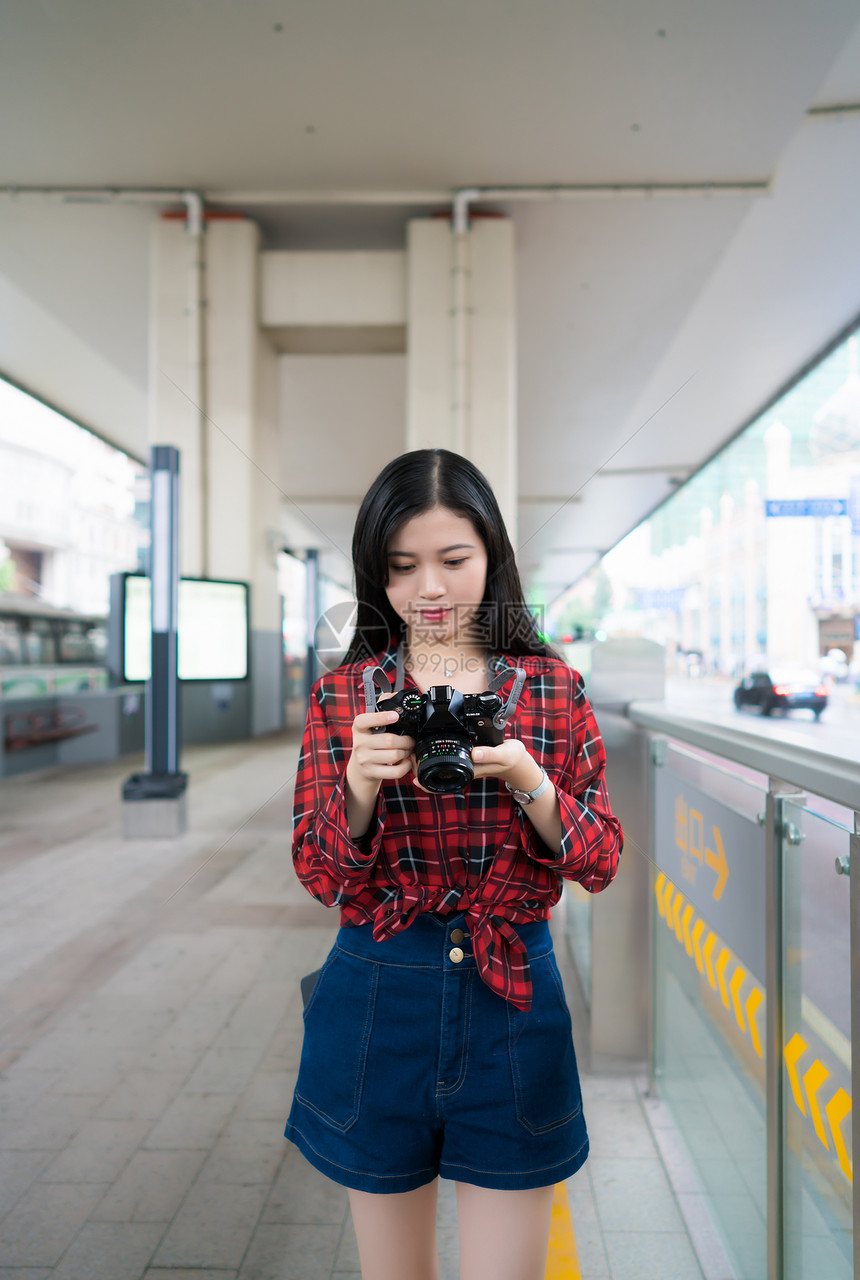 城市旅行拍照女孩图片