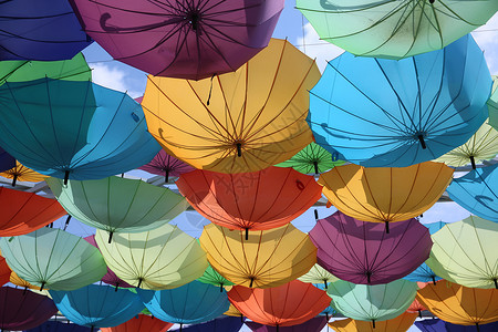挂在半空中颠倒的伞高清图片