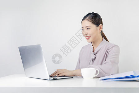 电脑办公中的职场女性图片