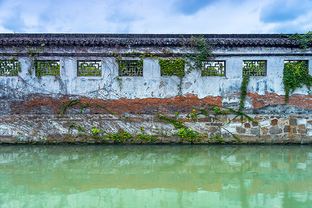 蓝砖天空河流墙壁绿叶窗扇背景背景