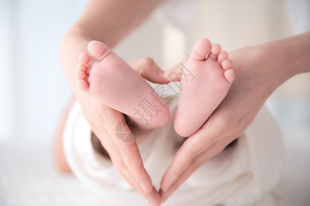 站立婴儿妈妈手环抱婴儿脚丫照片背景