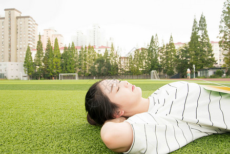 校园操场女孩图片