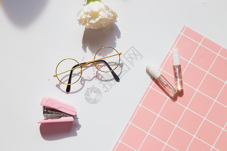 粉色精致订书机桌子上的物品背景