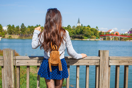 长裙子女孩美兰湖美女写真背景