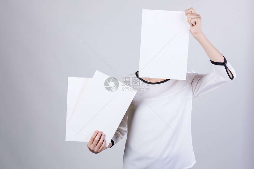 职业女性手拿白纸留白棚拍图片