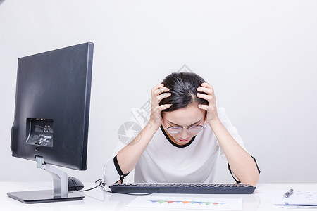 办公台式电脑职业女性焦虑办公棚拍背景