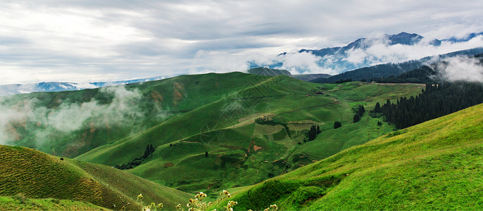 云雾缭绕的山峦全景图图片