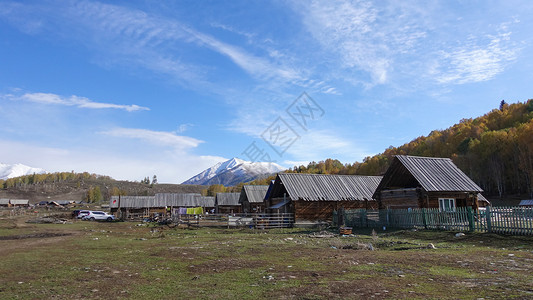 秋日喀纳斯雪山小镇风景高清图片