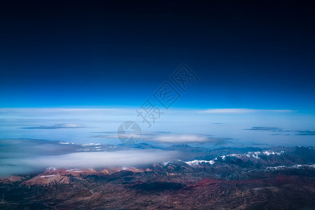 空中拍摄旅途中空中俯瞰天山山脉背景