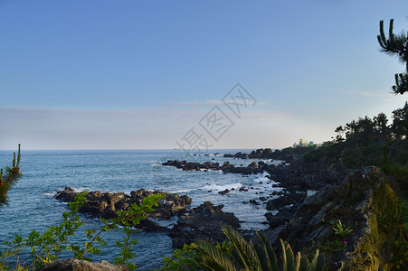 韩国济州岛海边礁石自然风光背景图片