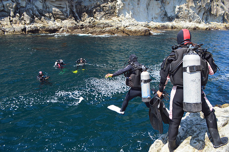 深海岩石韩国济州岛深海潜水前准备跳跃背景